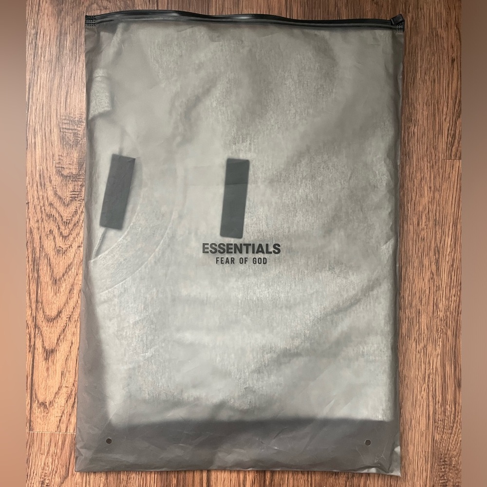 FEAR OF GOD ESSENTIALS CREWNECK TSHIRT
